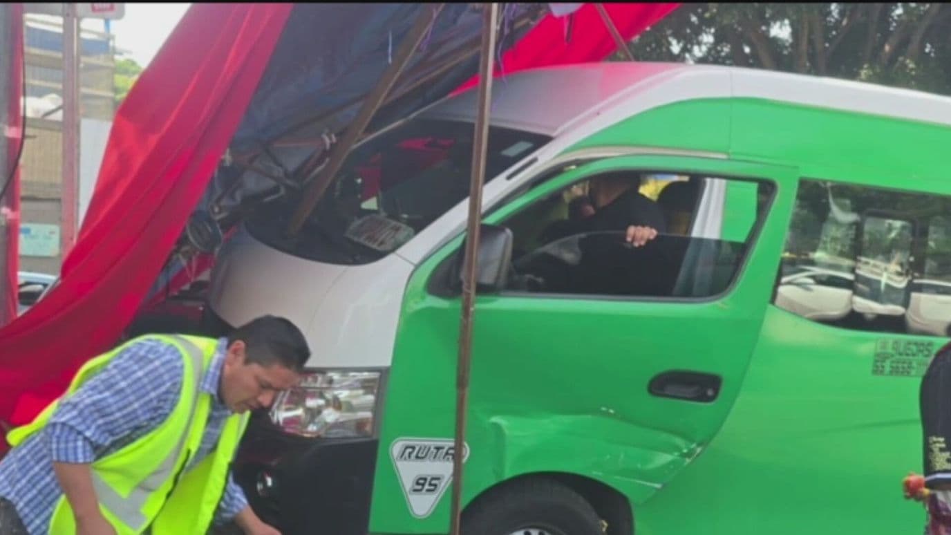 Combi Choca y Destruye Puesto Semifijo en Avenida Santa Úrsula en Coyoacán