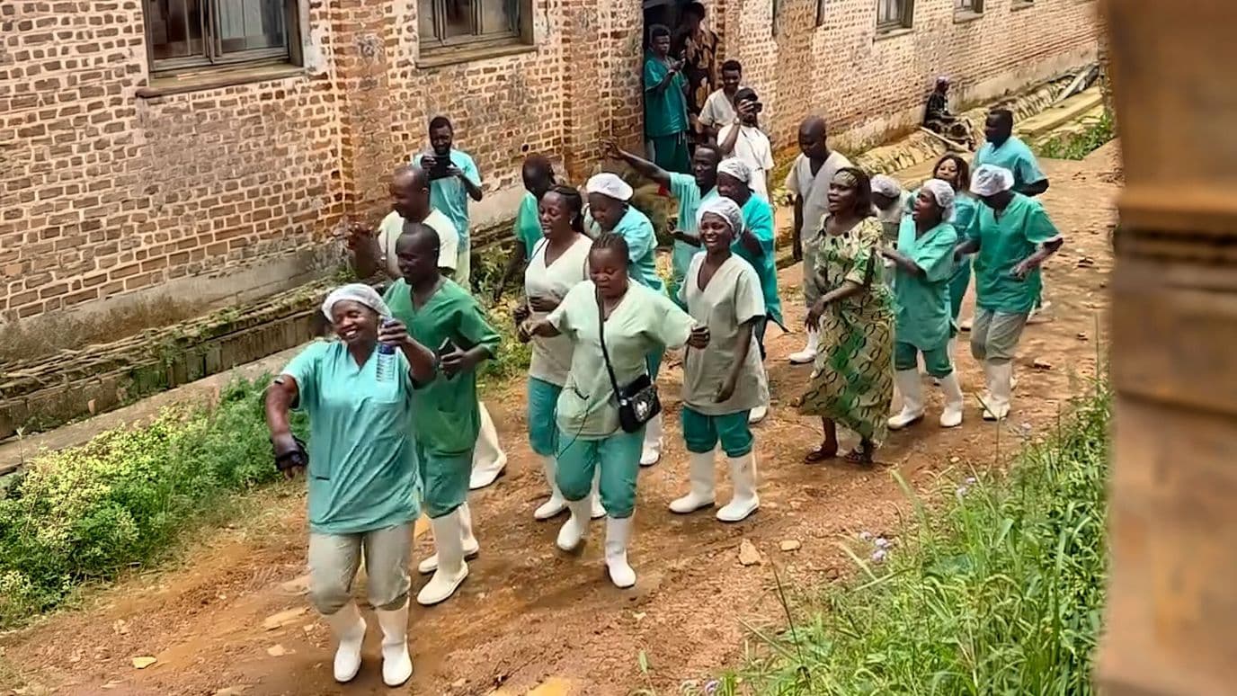 Médicos Bailan Cuando Pacientes con Ébola se Recuperan