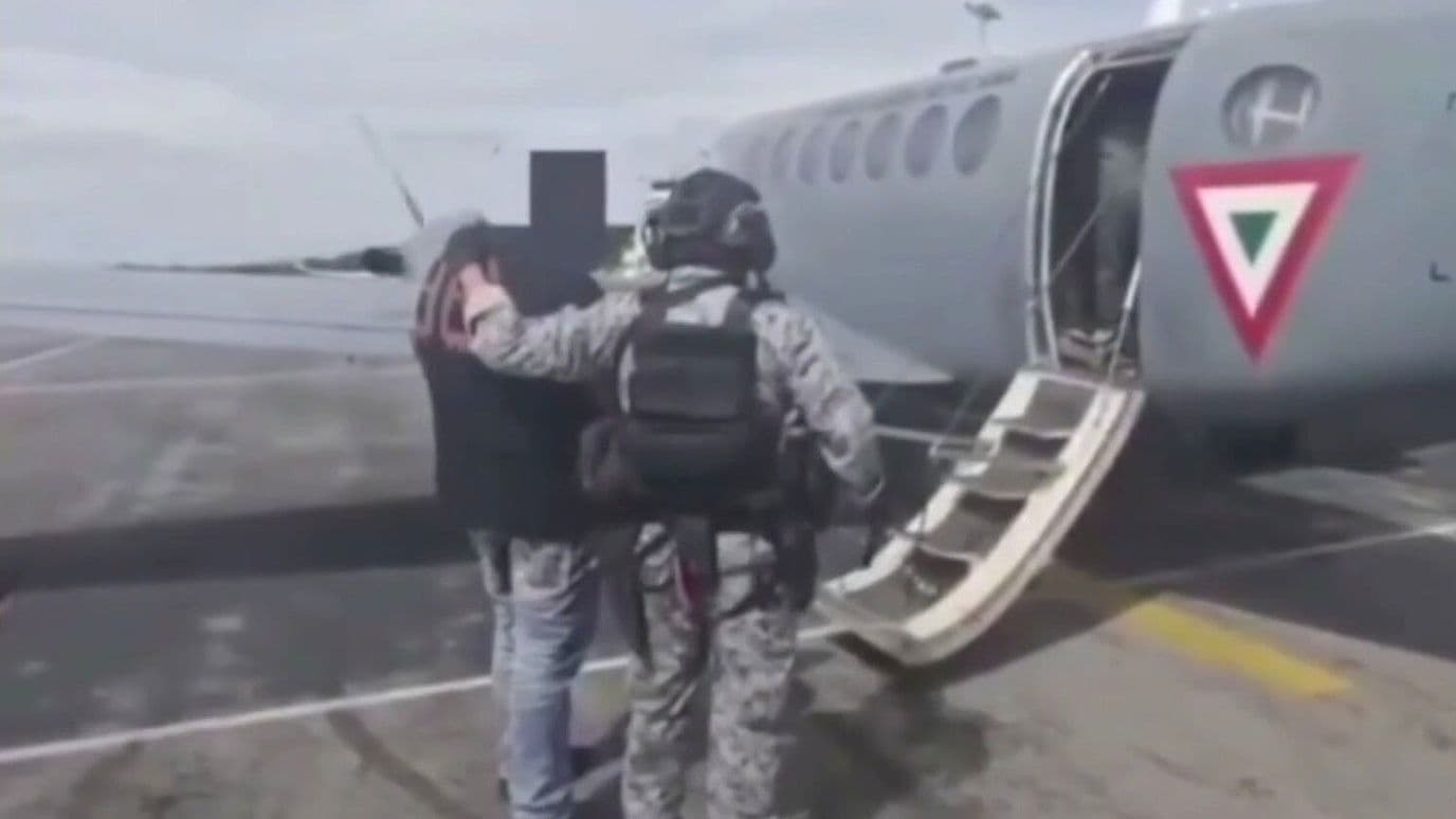 Video | Trasladan a CDMX a Presunto Hijo de 'El Contador', Líder del Cártel del Golfo