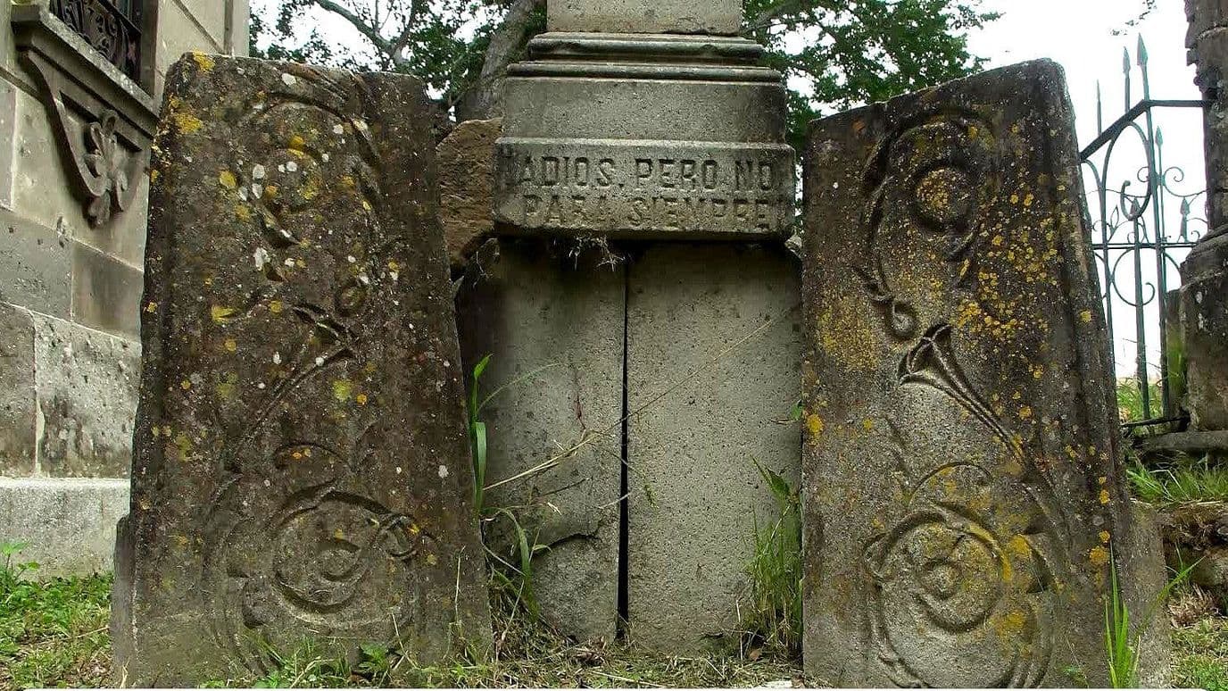 Epitafios en Piedra; Historias que Permanecen en el Panteón de Belén