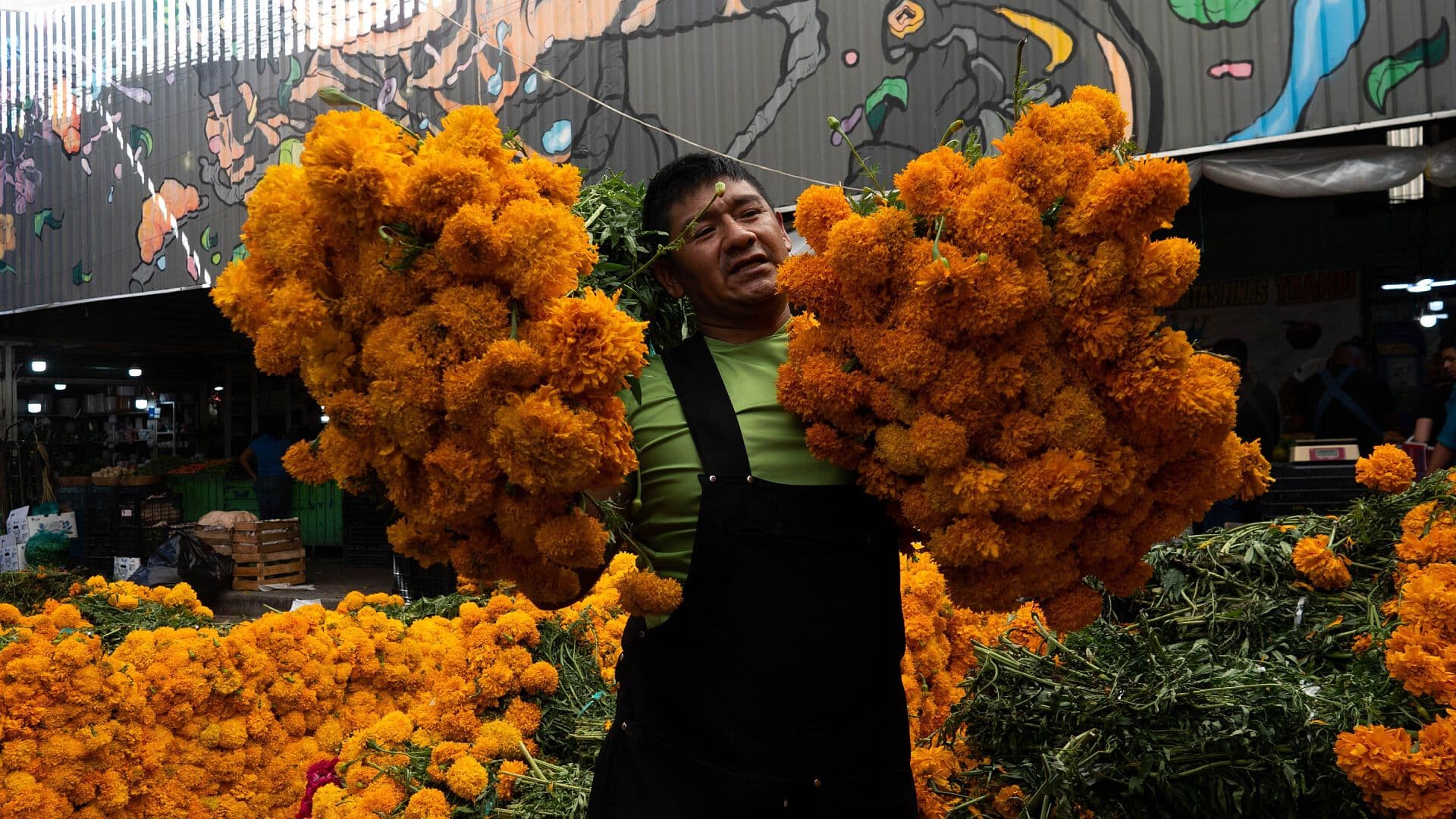 Mercado de Jamaica se Viste de Naranja con la Venta de Flores de Cempasúchitl, CDMX
