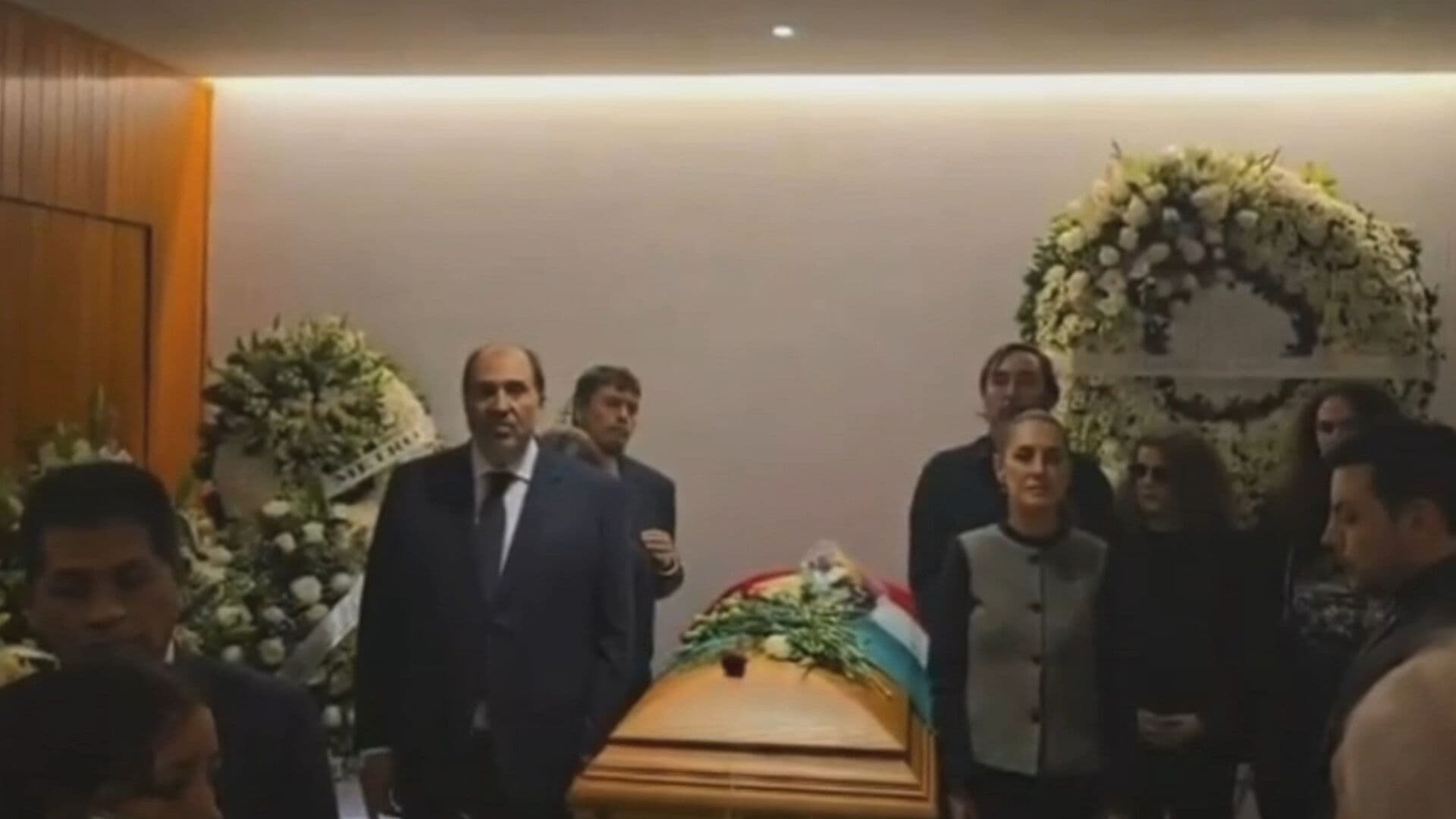Video | Claudia Sheinbaum Realiza Guardia de Honor en Funeral de Cuauhtémoc Cárdenas