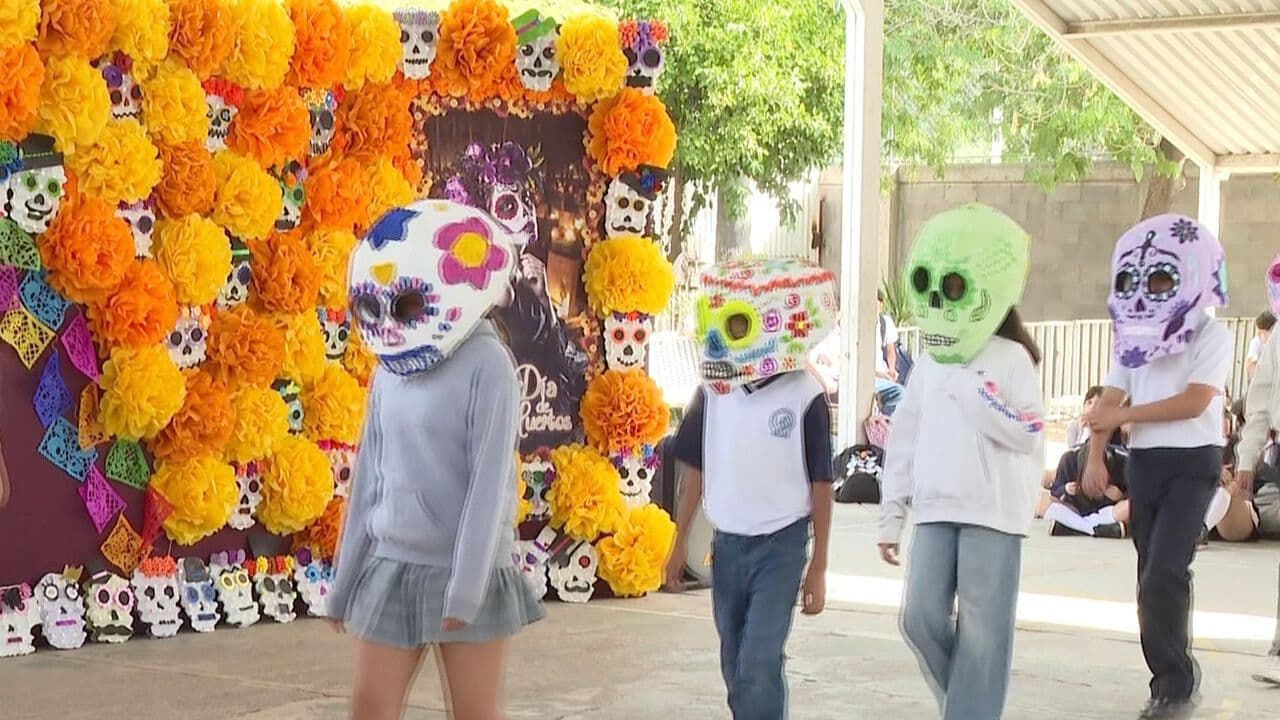 Estudiantes de la Secundaria 31 Celebran el Día de Muertos con Altares y Catrinas