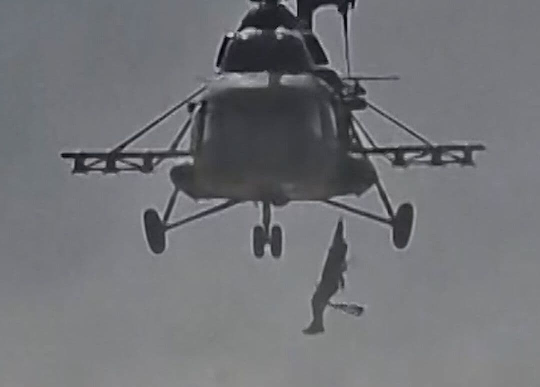 Helicóptero Salva a Persona Atrapada en Inundación de Siria
