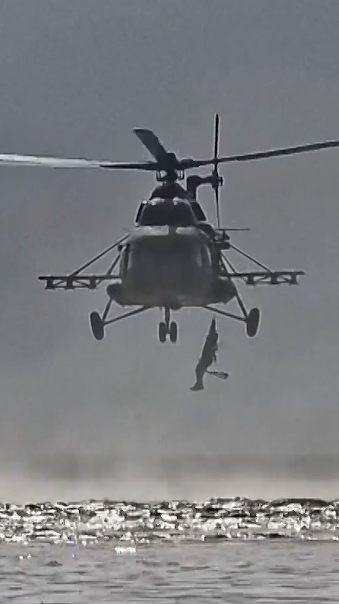 Helicóptero Salva a Persona Atrapada en Inundación de Siria