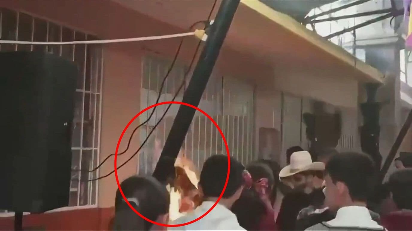 Vestido de Catrina se Incendia en Secundaria de Hidalgo; Alumna Está Delicada