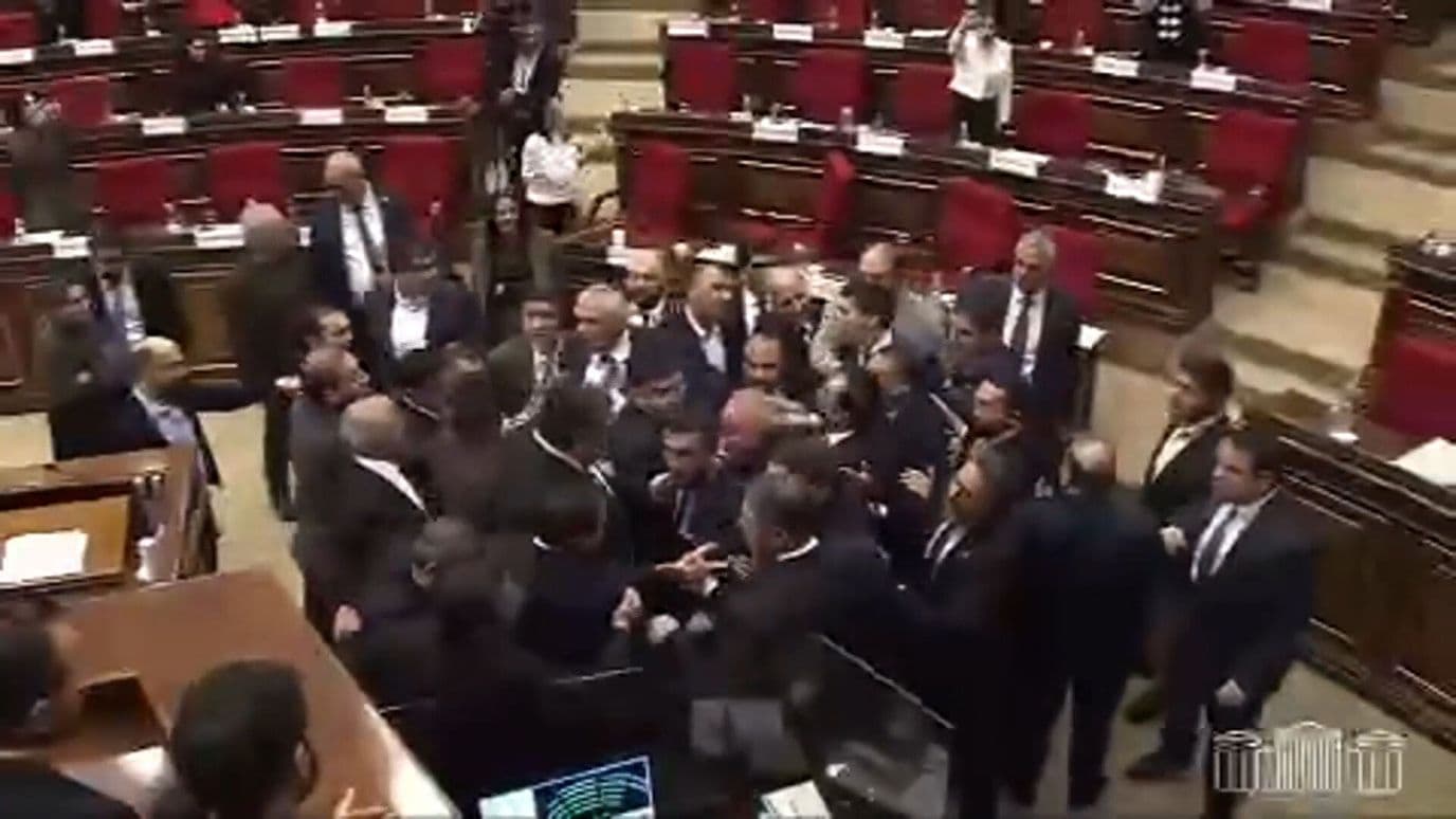 Nuevos Golpes en el Parlamento de Armenia Dejan Políticos Atendidos por Paramédicos