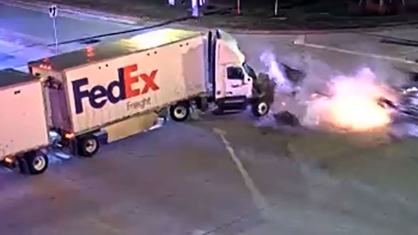 Camioneta Choca con Semirremolque Durante Persecución Policial en Iowa