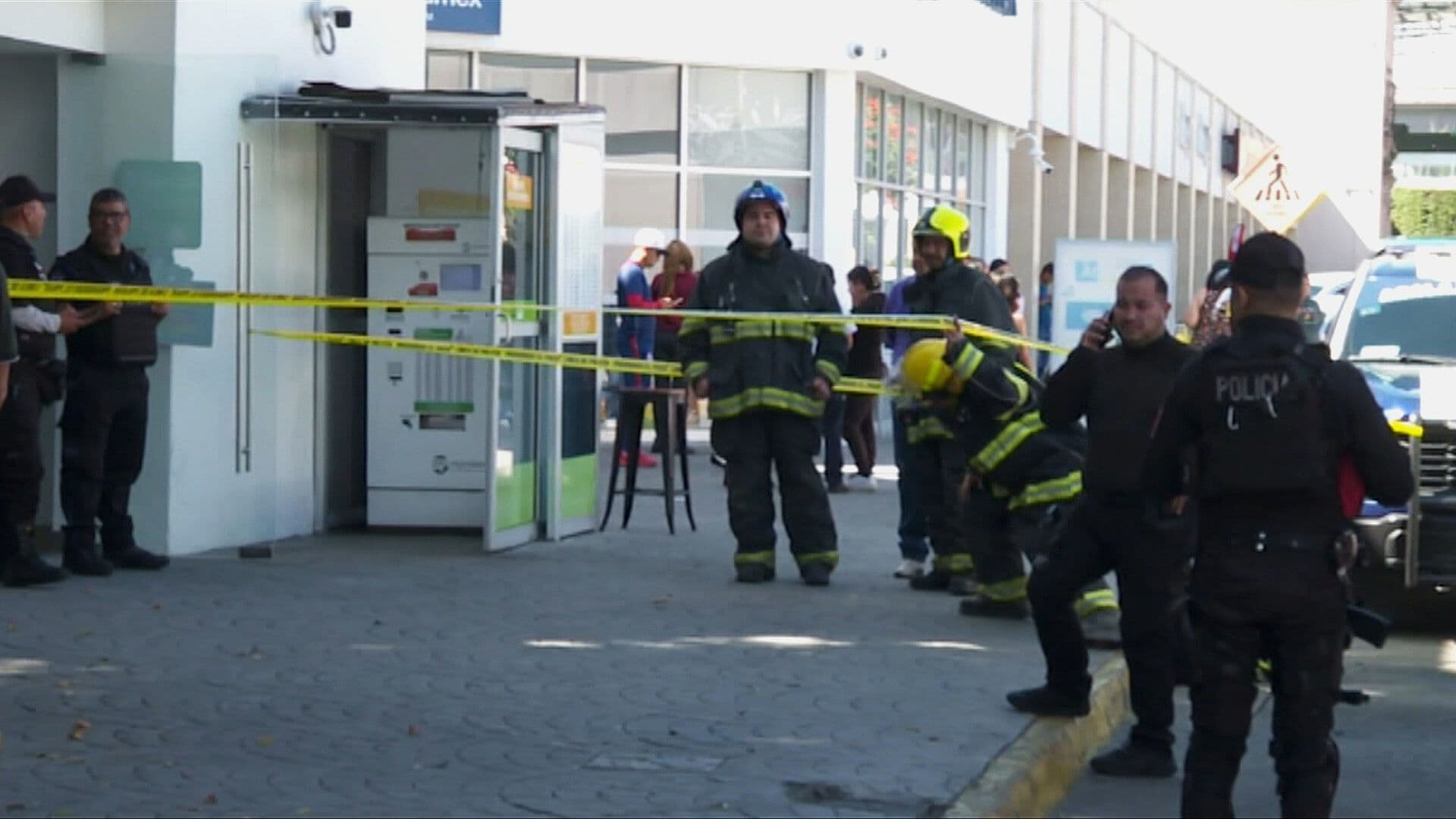 Mujer Lanza Bomba Molotov en Banco de Guadalajara; Se Lleva Dinero y Huye