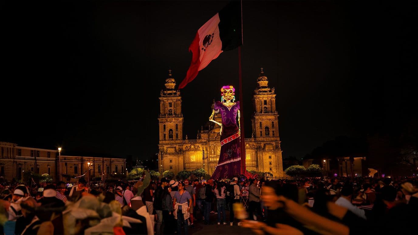 Inauguran la Ofrenda Monumental de Catrinas en el Zócalo de la CDMX