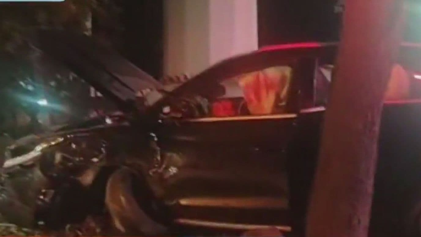 Conductor Estrella Su Vehículo contra Árbol en Monterrey