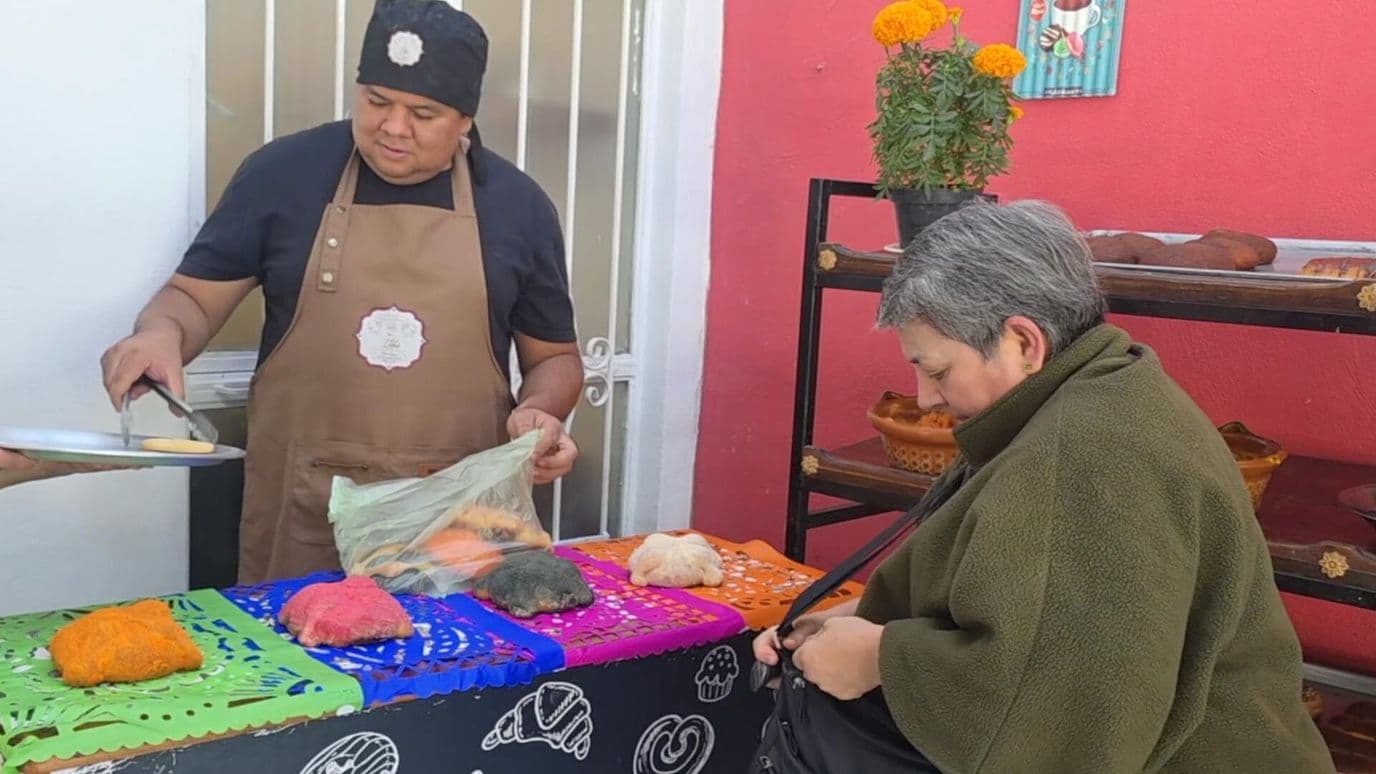 Conservan la Tradición de la Elaboración de Pan de Muerto en esta Temporada