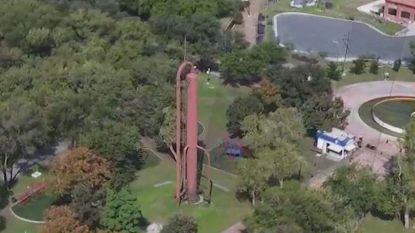 Sube Hombre a Estructura de 50 Metros de Altura en Parque Fundidora
