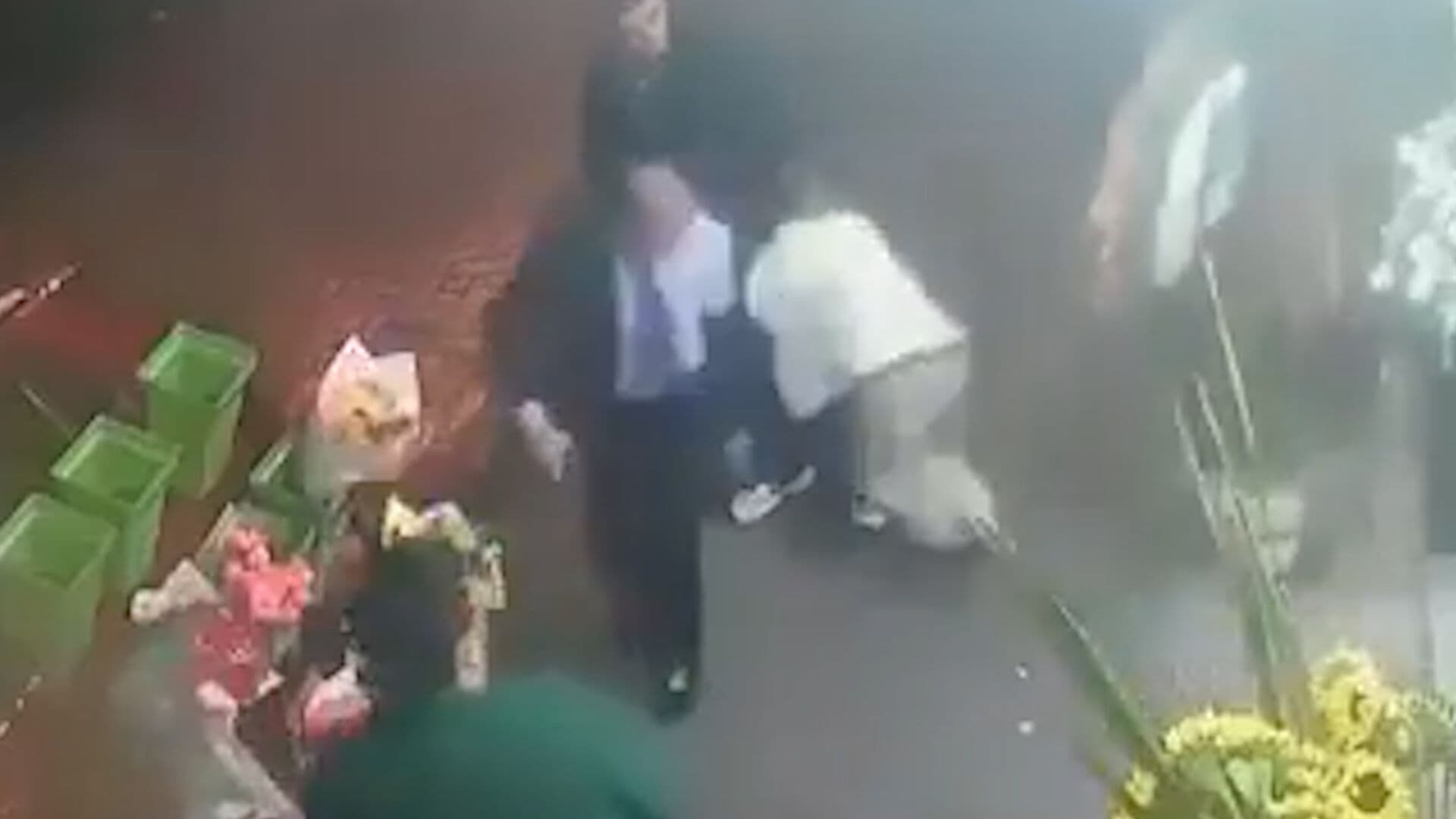 Adulta Mayor Termina con Fractura de Brazo por Conflicto con Conductor en Colombia