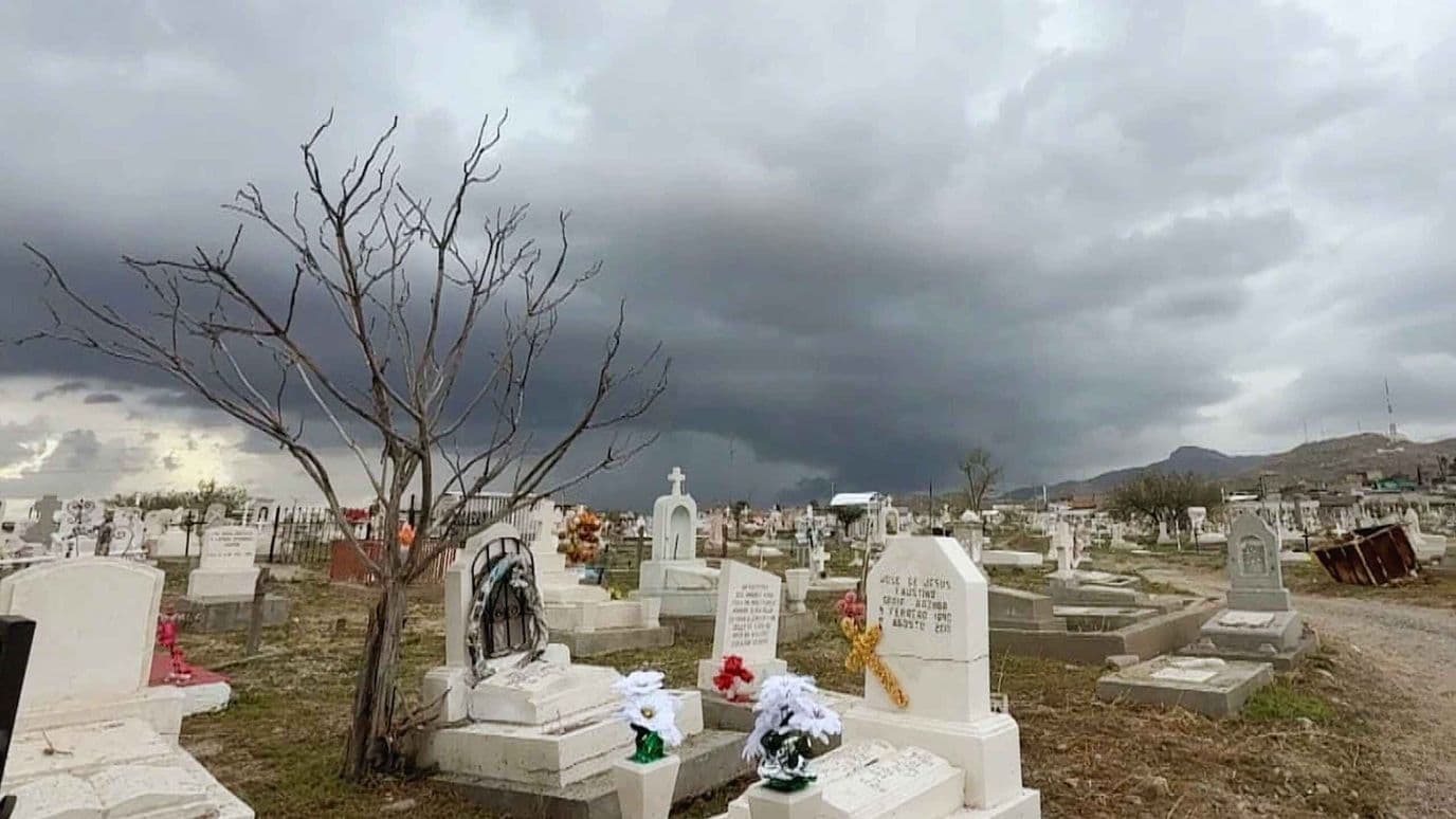 Acuden a Panteones de Ciudad Juárez Para Limpiar las Tumbas de su Seres Queridos