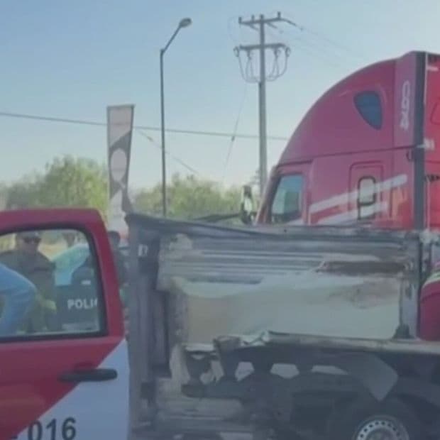 Rescatan a Dos Personas Prensadas tras Aparatoso Choque en Aguascalientes