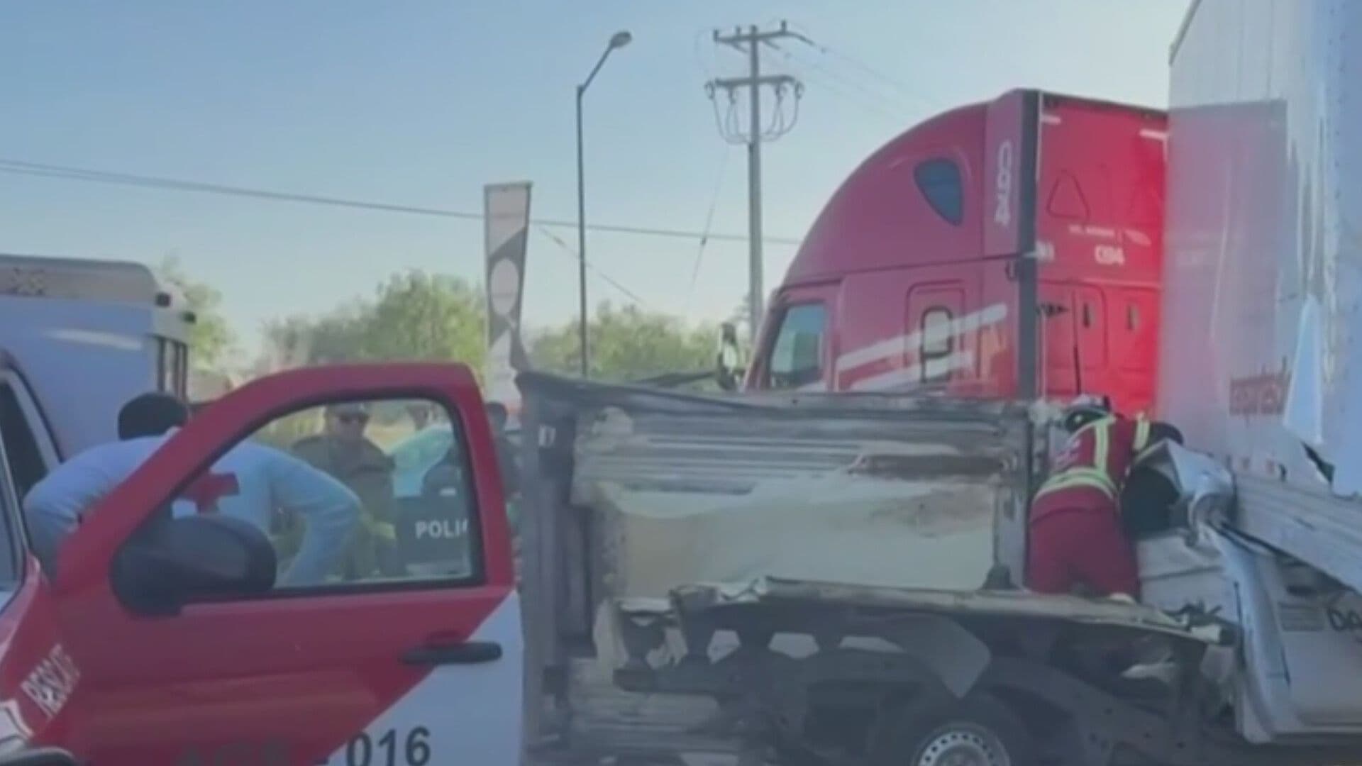 Rescatan a Dos Personas Prensadas tras Aparatoso Choque en Aguascalientes