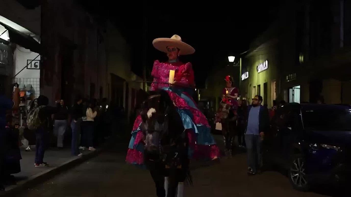 Jinetes y Caballos Desfilan por el Día de Muertos en San Juan del Río