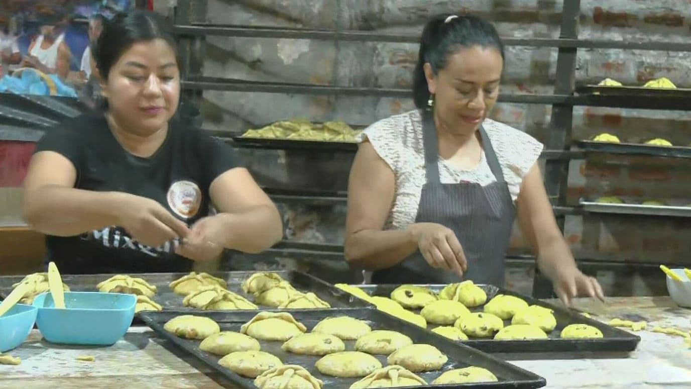 Tradicional Preparación de Pan de Muertos en San Andrés Mixquic, Tláhuac