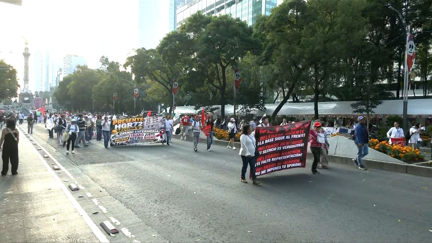 Trabajadores del IMSS Toman Todos los Carriles de Reforma; Exigen Aumento del 10%