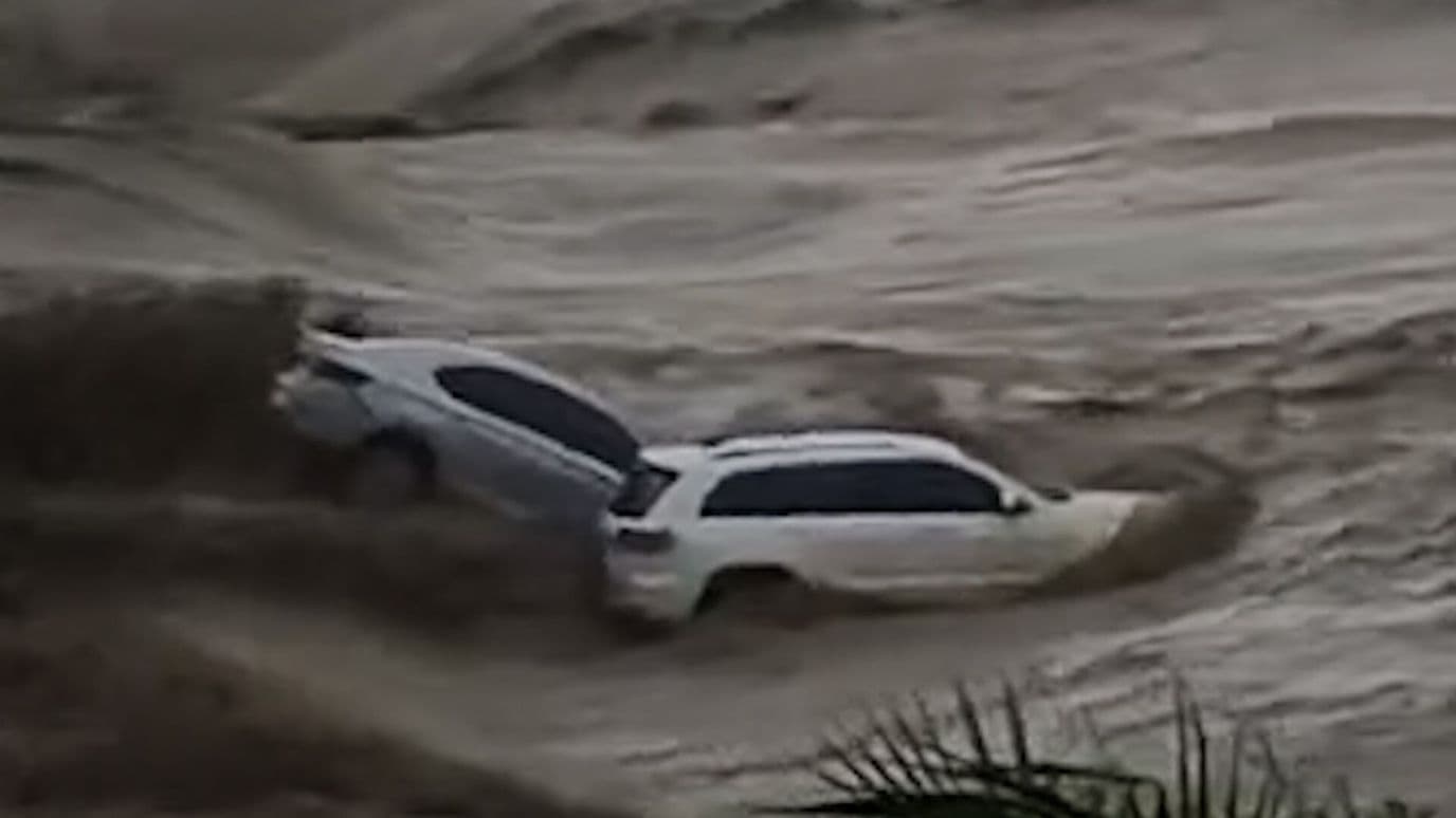 Inundaciones por Tormenta Vance en Los Cabos Arrastran Autos al Mar en Costa Azul