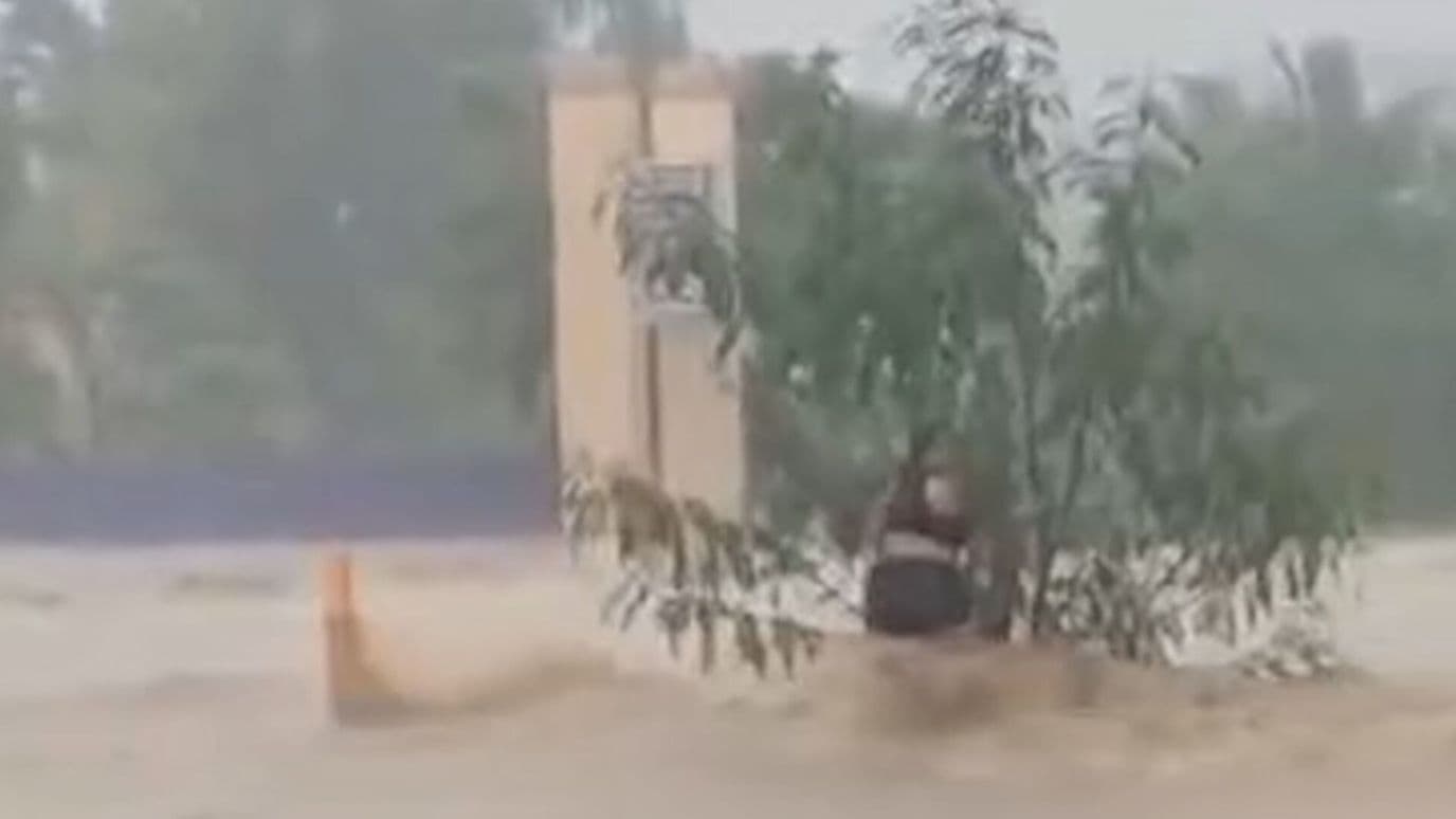 Fuerte corriente de inundación arrastra a mujer en Cabo San Lucas