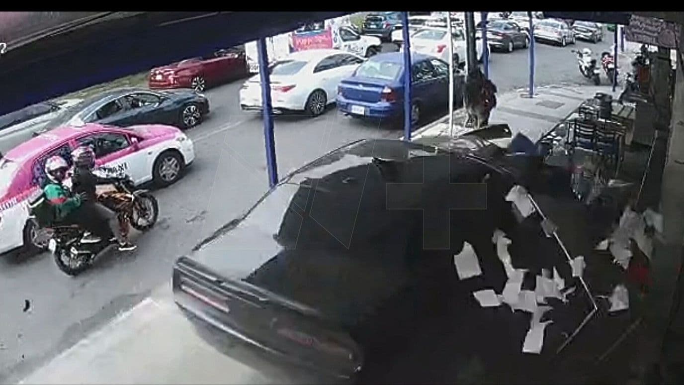 Momento Exacto que Auto a Toda Velocidad Arrasa con Restaurante en Coyoacán; Una Mujer Murió