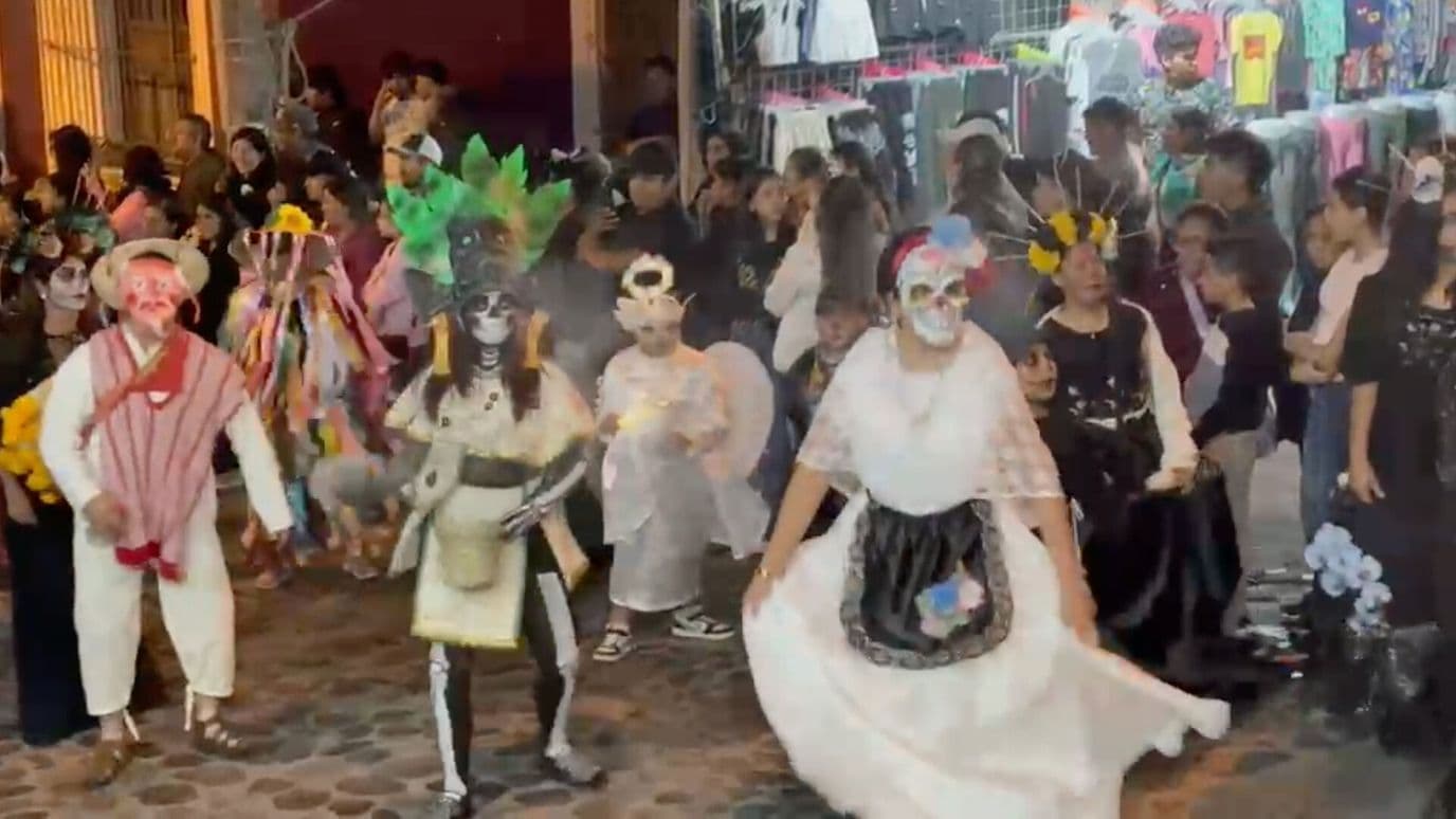 Realizan Desfile de Xantolo en Coscomatepec, Veracruz