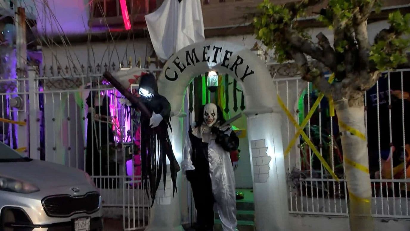 Familia en Chihuahua Decora su Casa Para Celebrar la Noche de Brujas