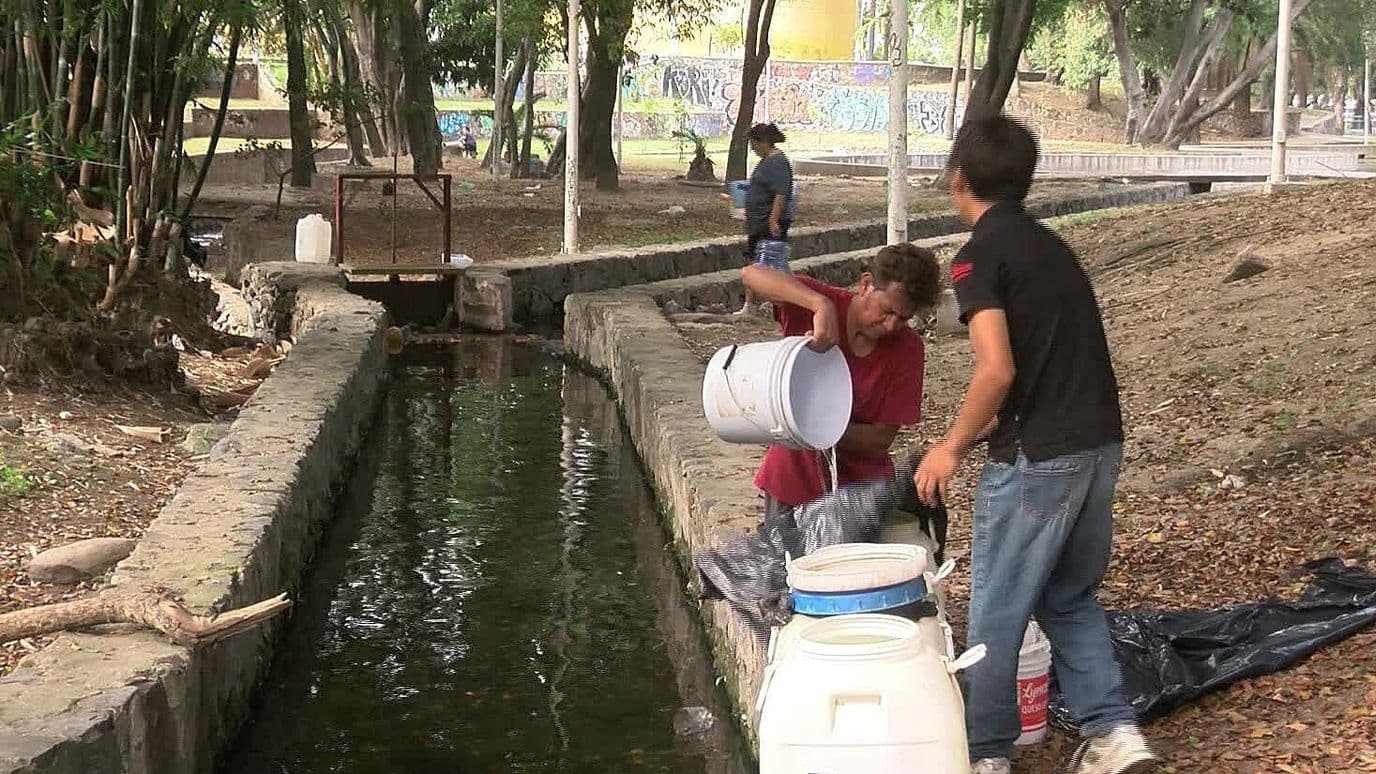 Habitantes de la Colonia Monumental Aprovechan Nacimiento de Agua