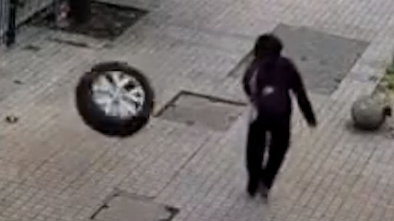 Llanta Golpea a Estudiante que Camina por la Calle en Chile