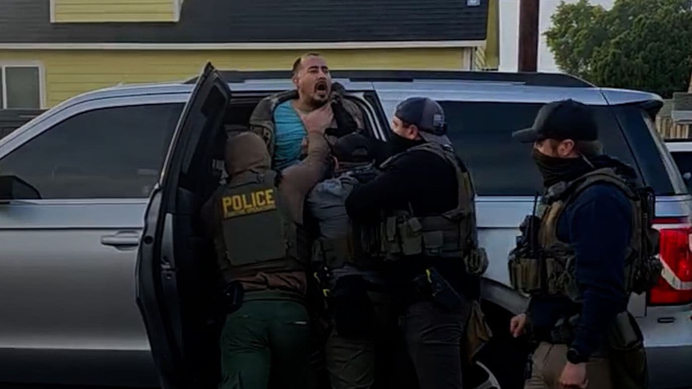 Agentes de ICE Ahorcan y Golpean a Hombre Esposado
