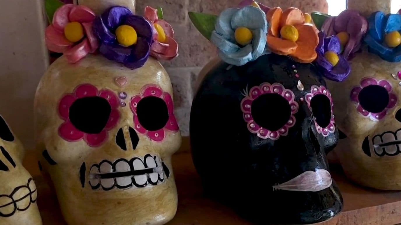 Artesanos Mantienen Viva Tradición de Calaveras de Barro en Tixtla, Guerrero