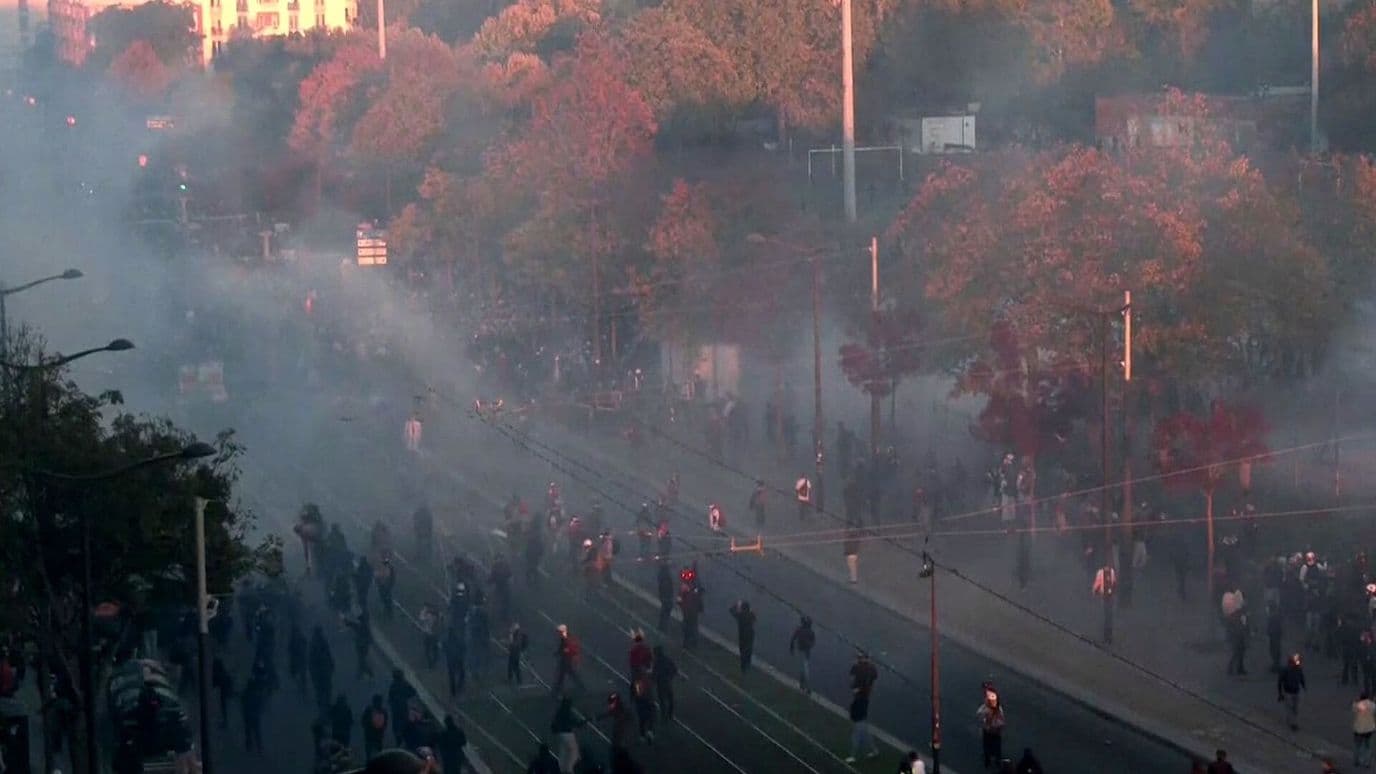 Miles Protestan por Encarecimiento de la Vida y Dejan 27 Detenidos en París, Francia