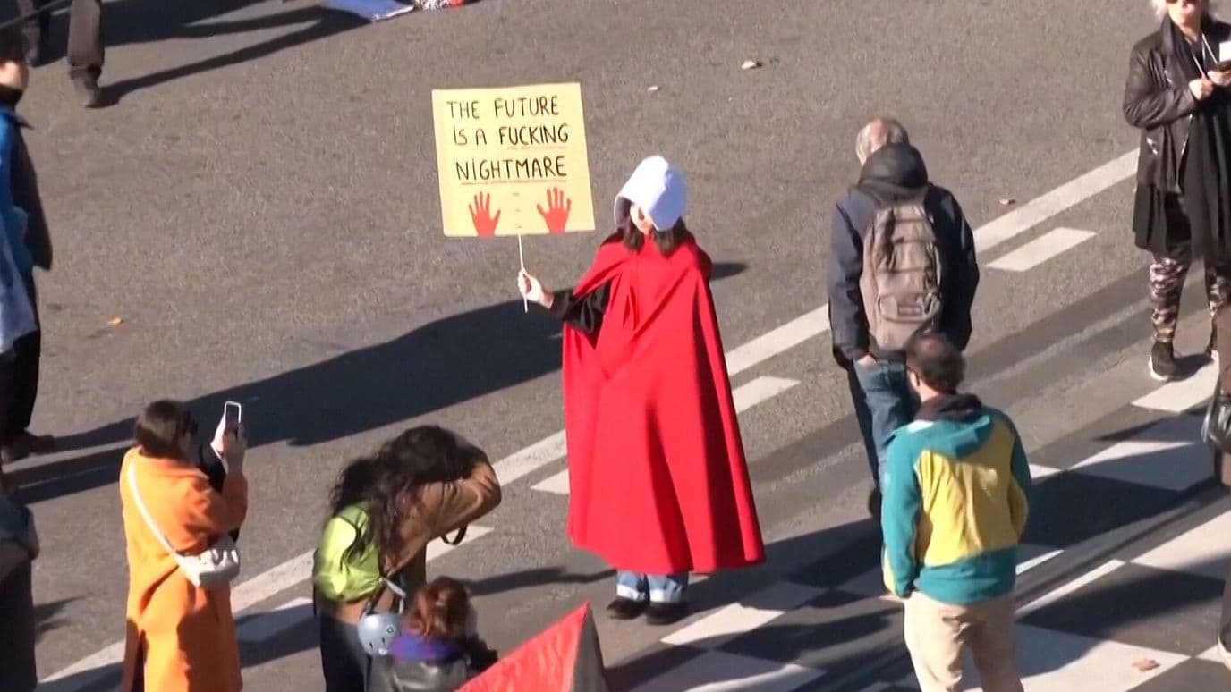 Jóvenes Protestan Disfrazados en París