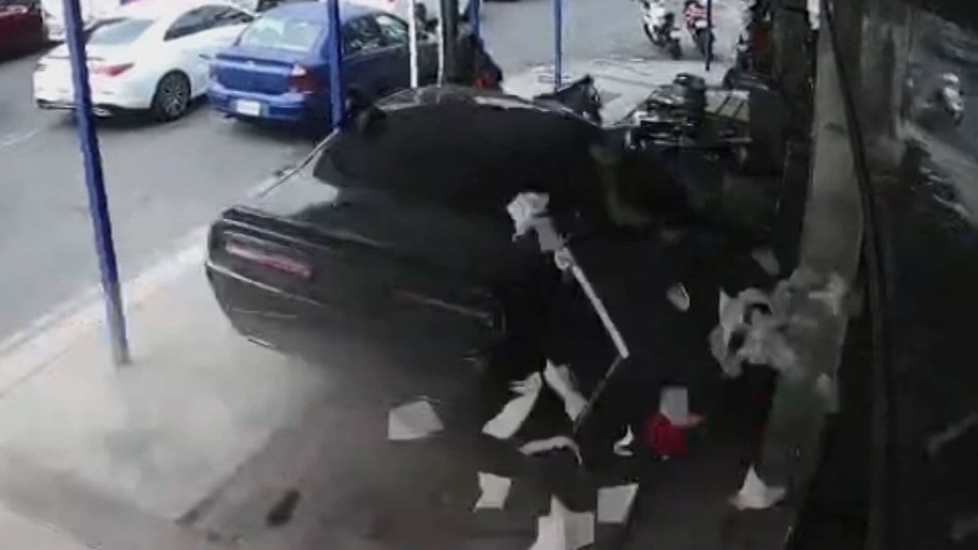 Auto por Poco Arrolla a Joven en Coyoacán