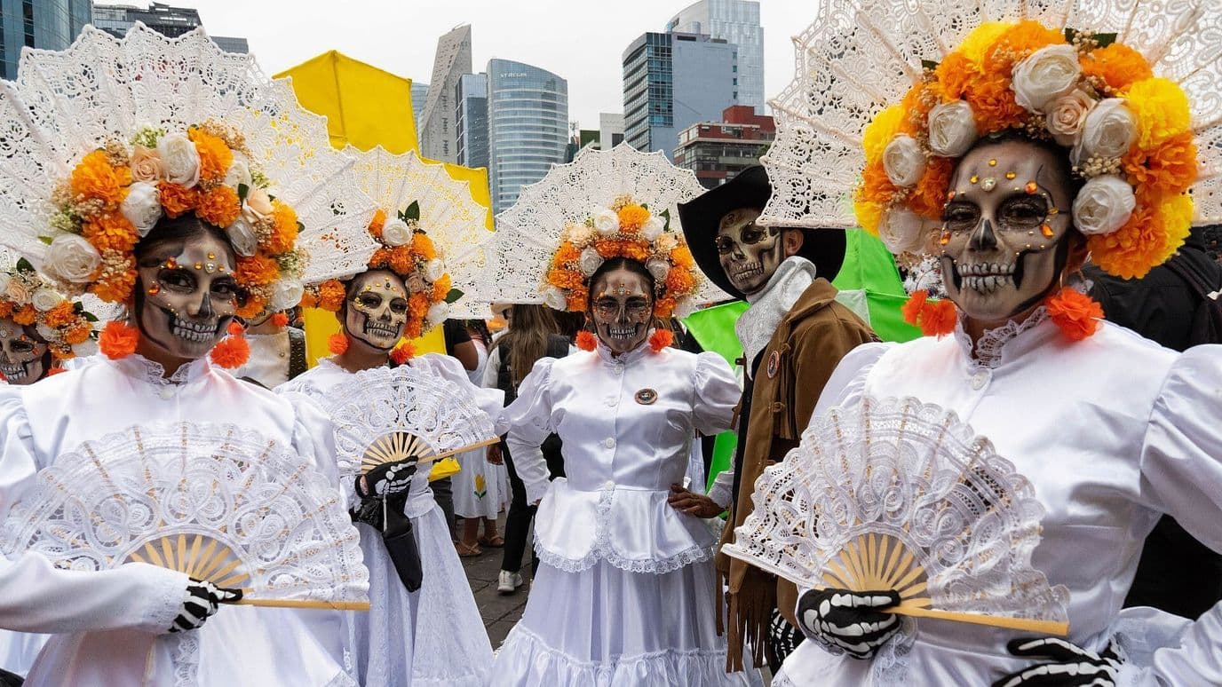 Maquillaje de Catrinas Llena de Color Paseo de la Reforma por Día de Muertos