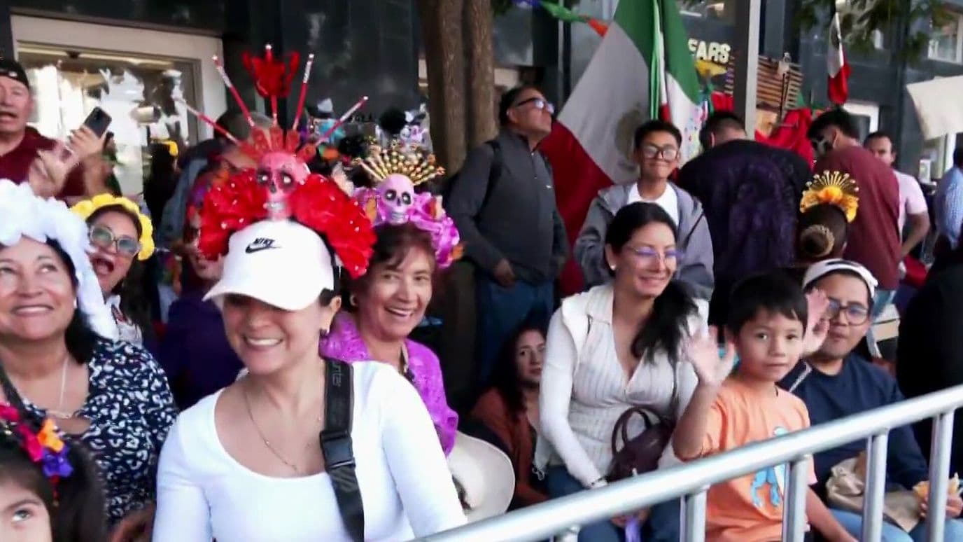 Familias Llegan a Paseo de la Reforma para el Gran Desfile de Día de Muertos en CDMX
