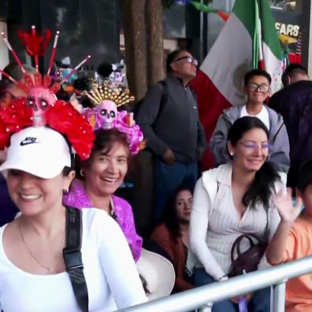 Familias Llegan a Paseo de la Reforma para el Gran Desfile de Día de Muertos en CDMX