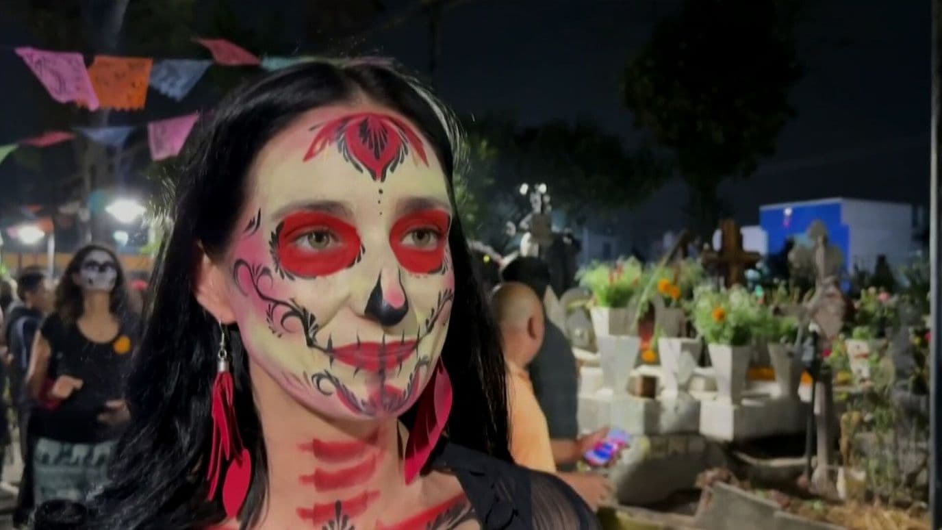 Turista Estadounidense Vive un Encuentro Emotivo en el Panteón de Mixquic, CDMX