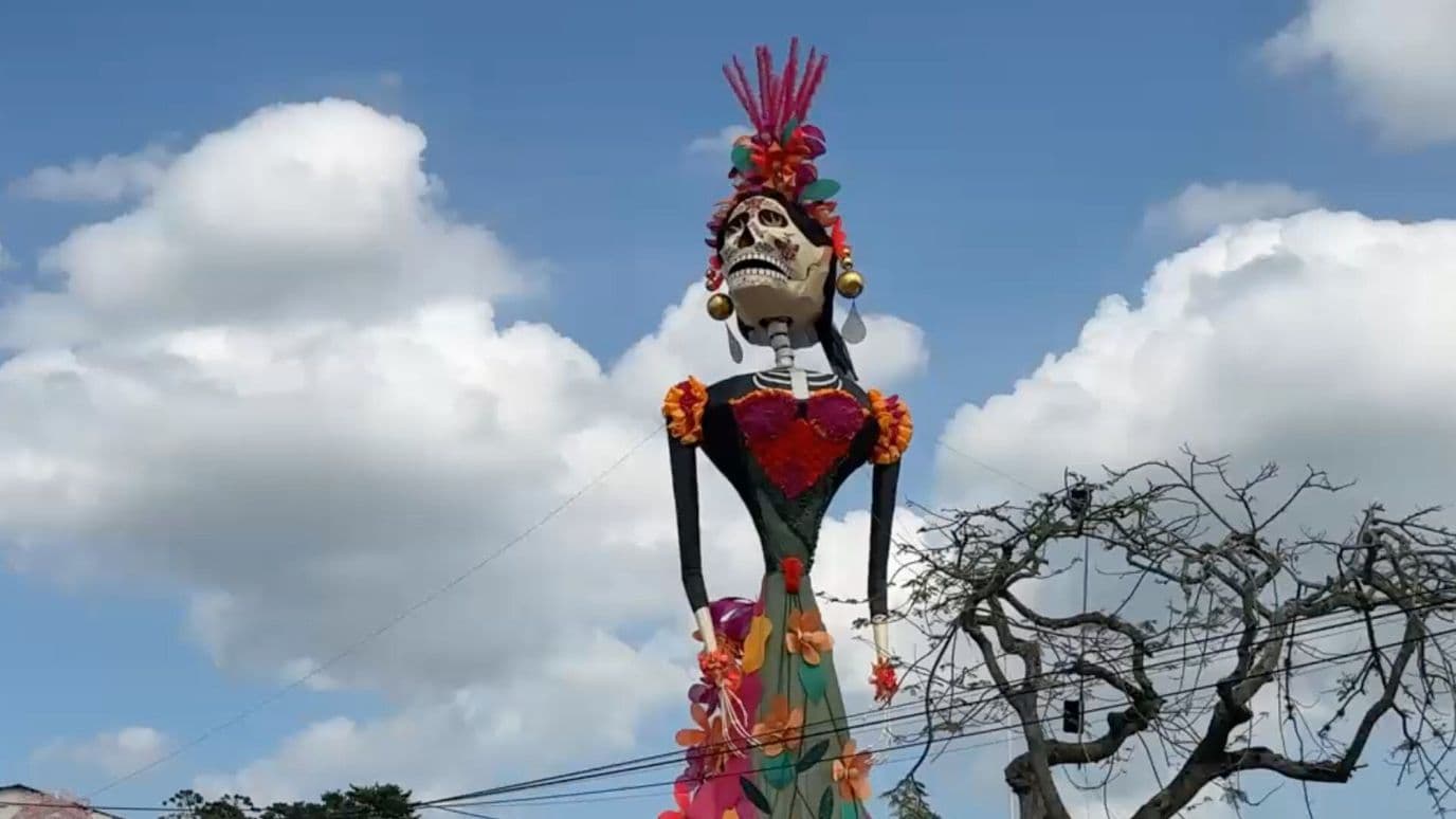 Instalan Catrina de 33 Metros de Altura en Misantla, Veracruz