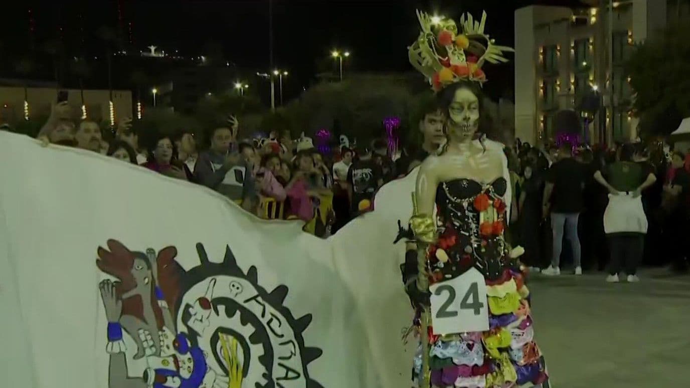 Torreón Celebra su Quinto Desfile de Día de Muertos con Catrinas y Carros Alegóricos