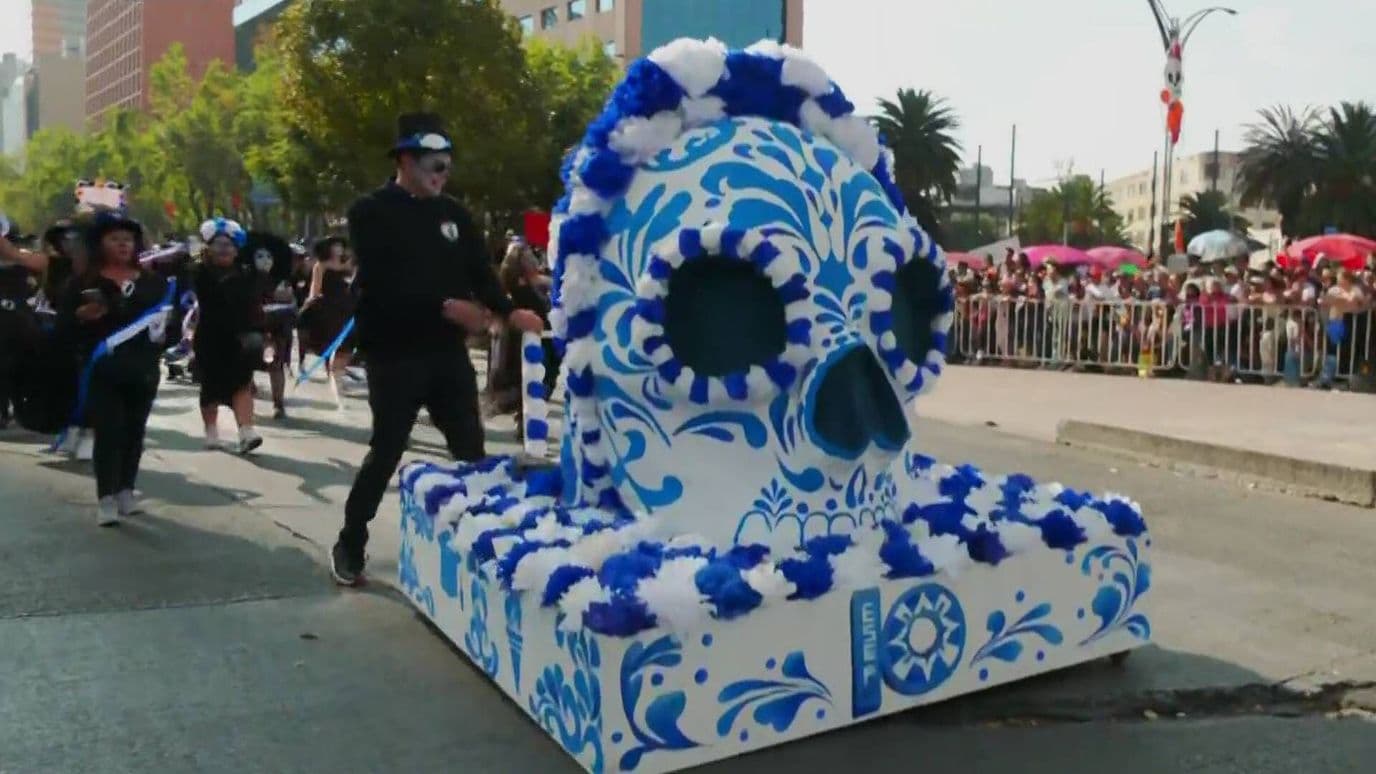 Familias Disfrutan Carros Alegóricos de Distintos Estados en el Desfile de Día de Muertos, CDMX