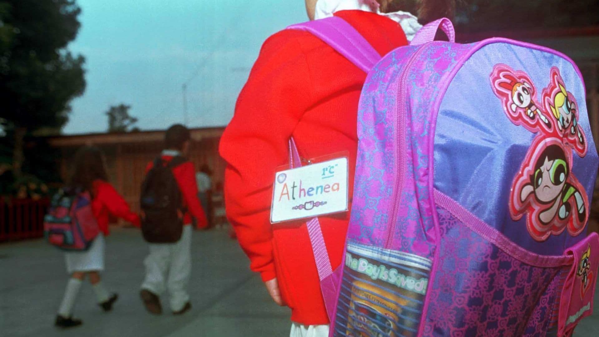 Una niña carga una mochila escolar. Foto: Cuartoscuro