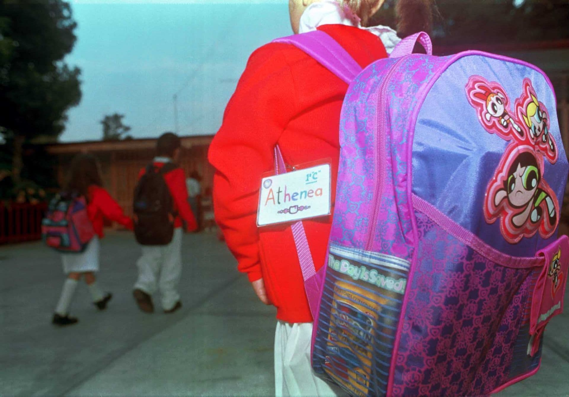 Una niña carga una mochila escolar. Foto: Cuartoscuro