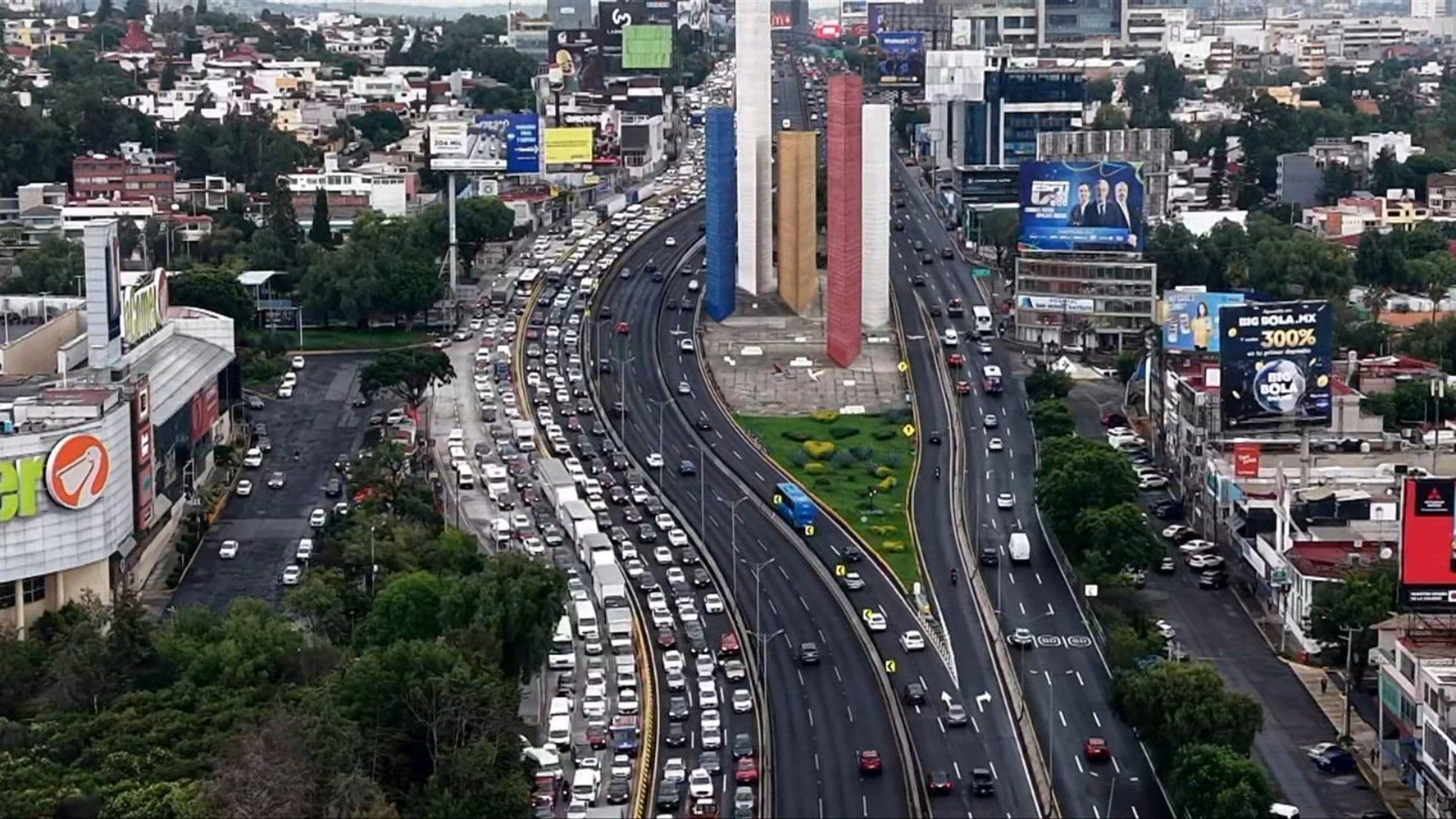 Bloqueo Parcial de Transportistas en Periférico Norte, Así se Ve Desde el Aire