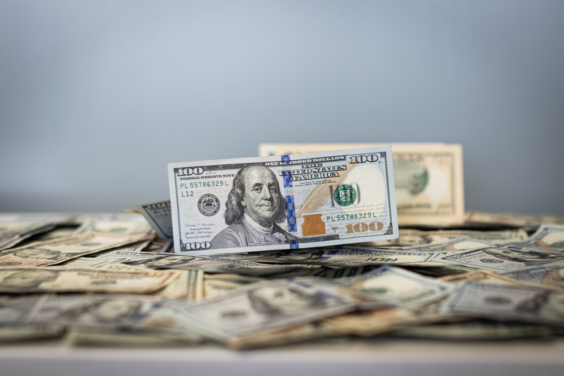 Peso Retrocede ante el Dólar y la Bolsa Mexicana Repunta desde su Peor Nivel en el Año