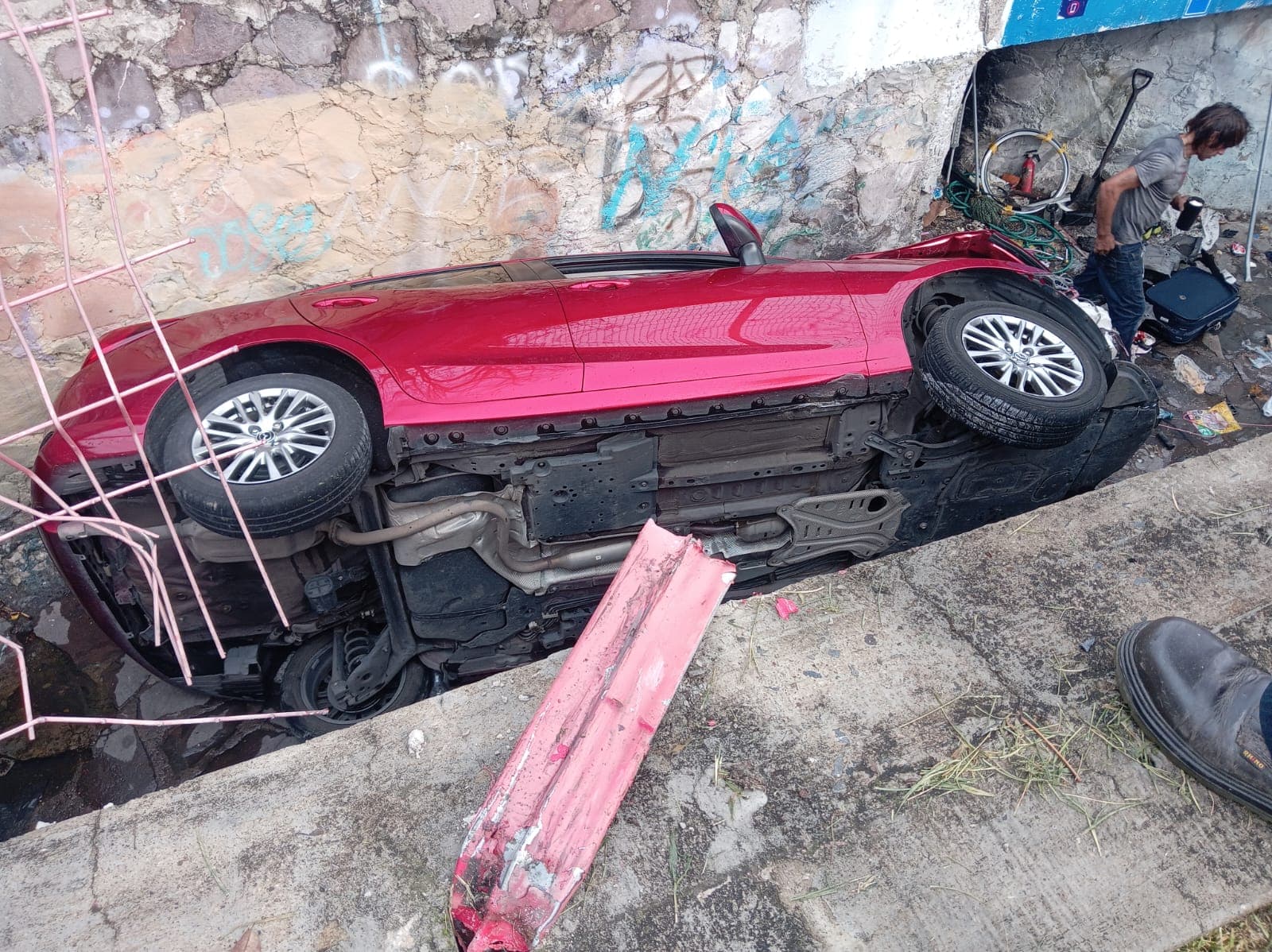 Cae Automóvil a Canal Pluvial tras un Choque en Guadalajara; Hay 3 Lesionados