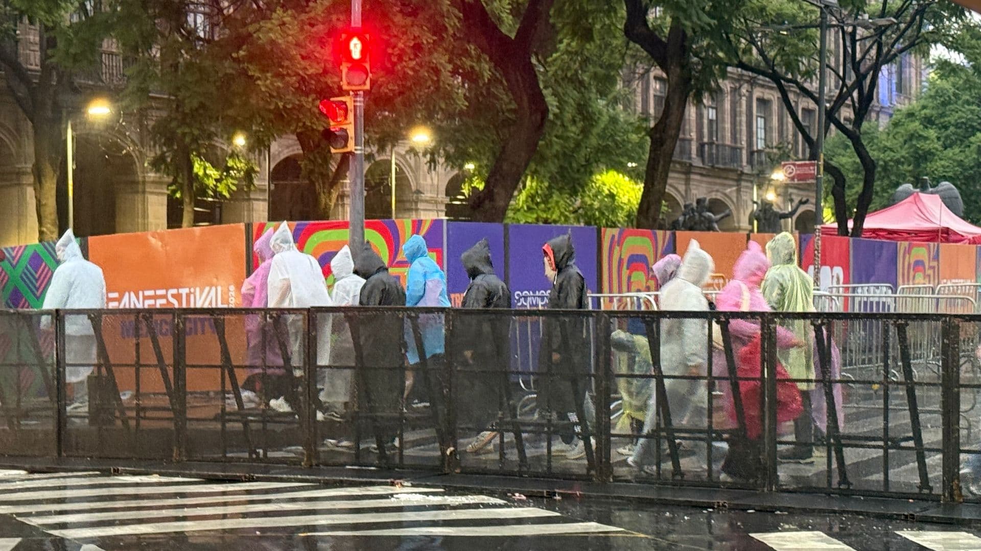 Personas bajo la lluvia en CDMX el 28 de junio 2026