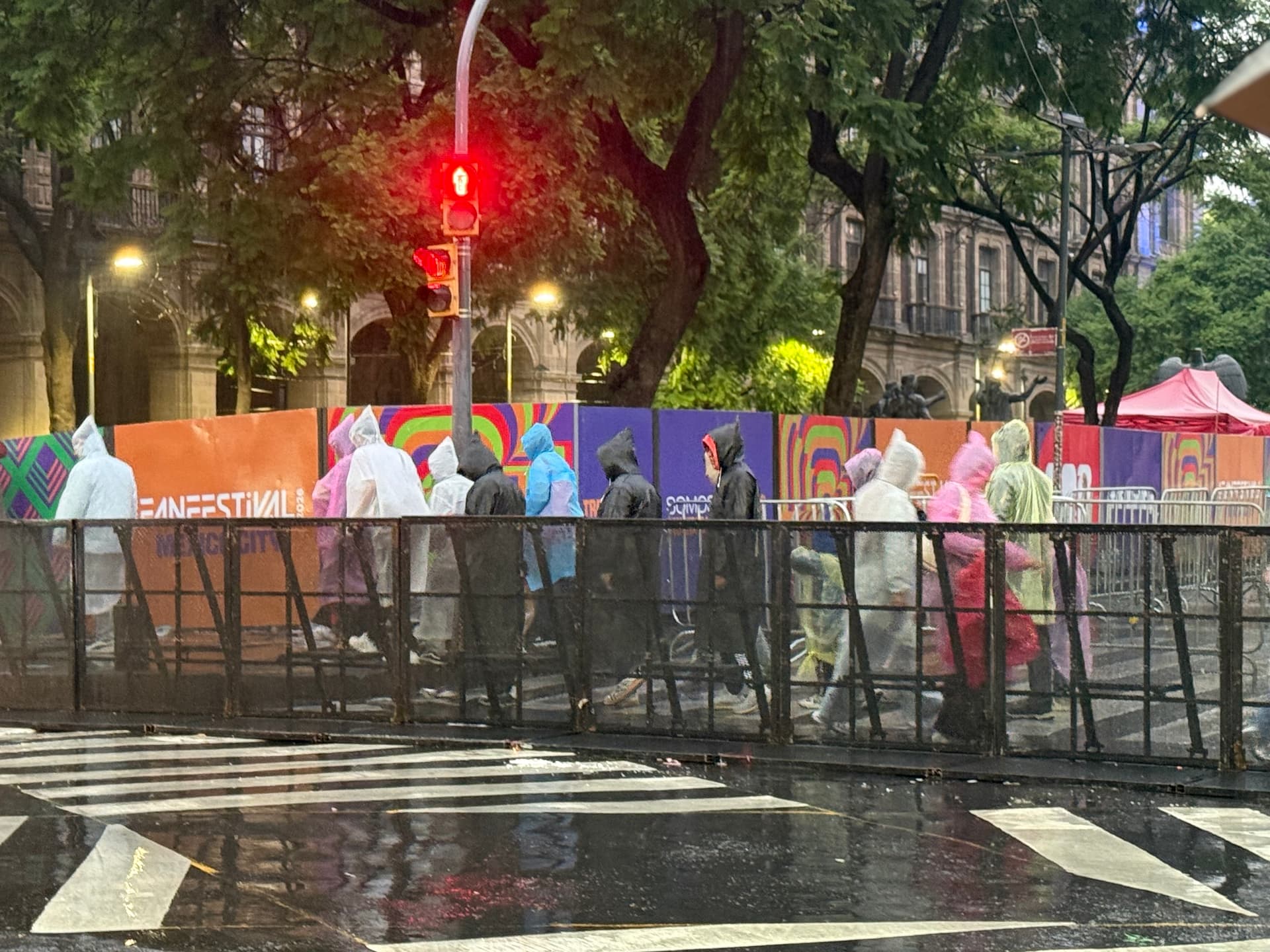 Personas bajo la lluvia en CDMX el 28 de junio 2026